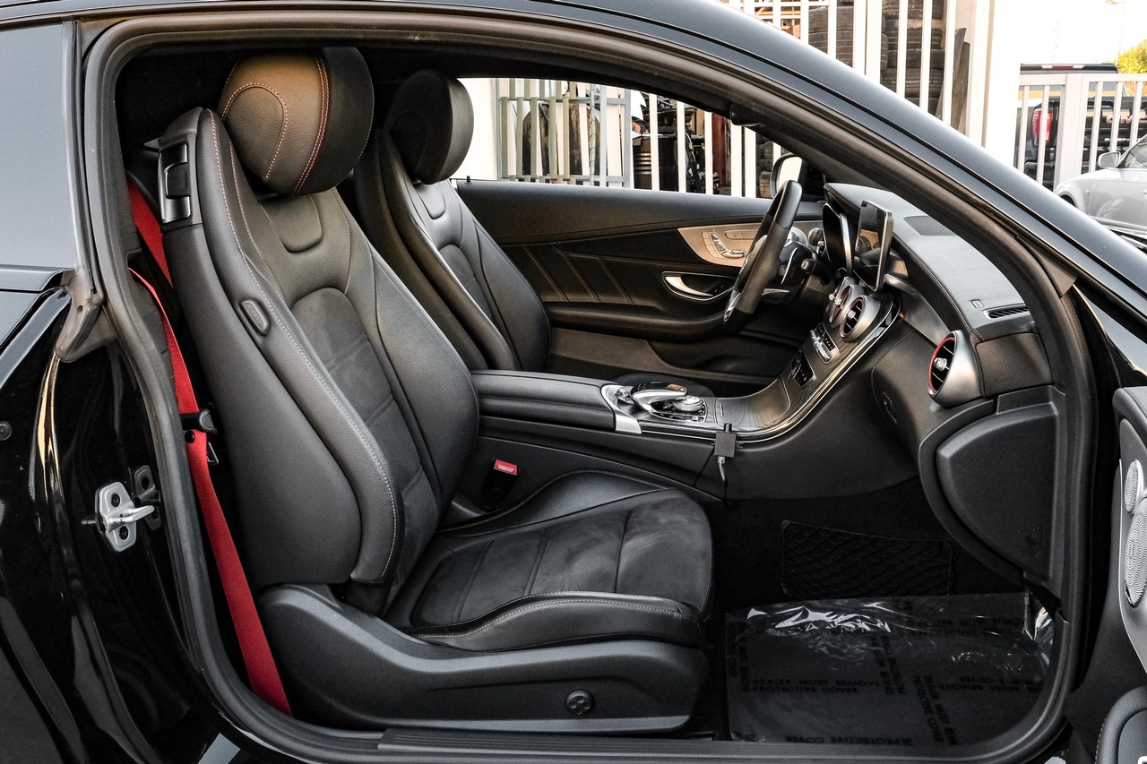 Mercedes-Benz C-Class Vehicle Main Gallery Image 32