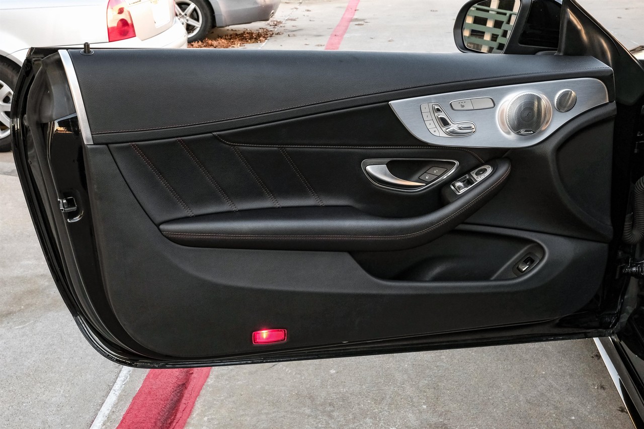 Mercedes-Benz C-Class Vehicle Main Gallery Image 37