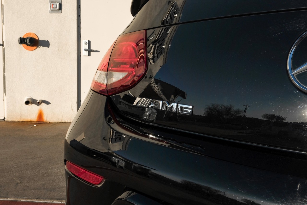 Mercedes-Benz C-Class Vehicle Main Gallery Image 46