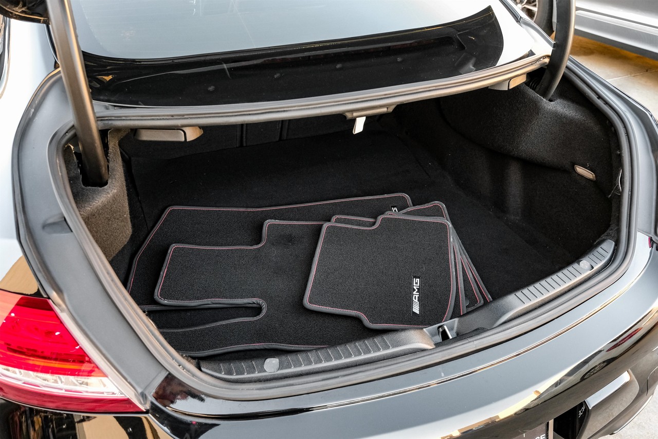 Mercedes-Benz C-Class Vehicle Main Gallery Image 51