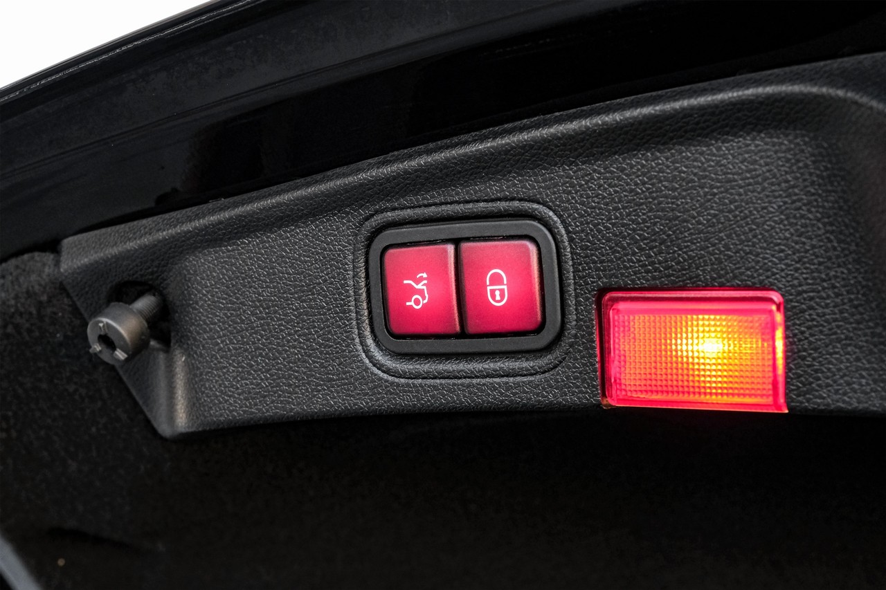 Mercedes-Benz C-Class Vehicle Main Gallery Image 52