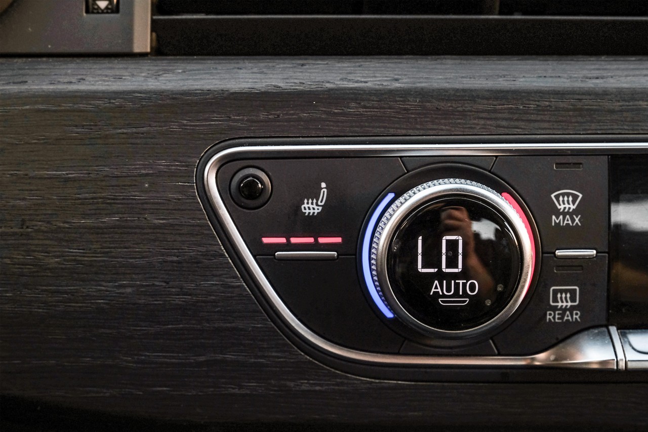 Audi A4 Vehicle Main Gallery Image 25