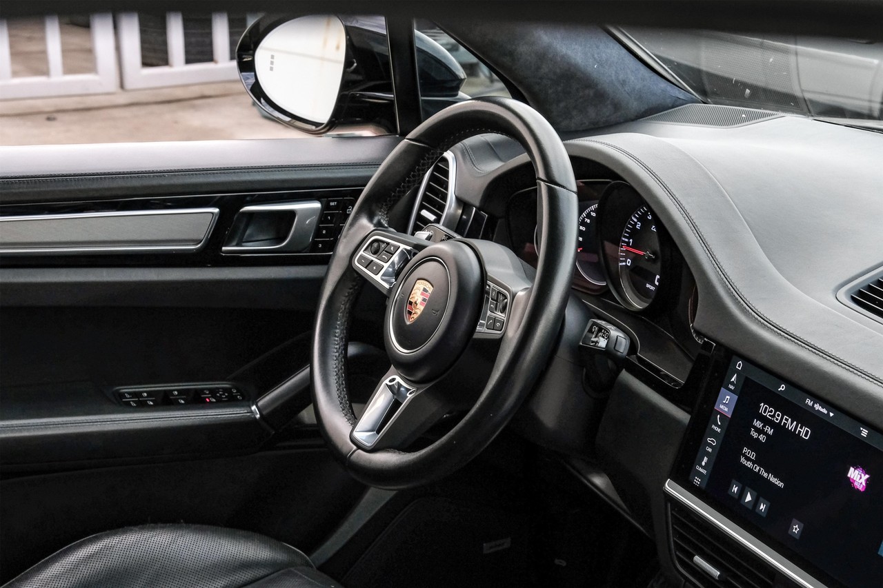 Porsche Cayenne Vehicle Main Gallery Image 14
