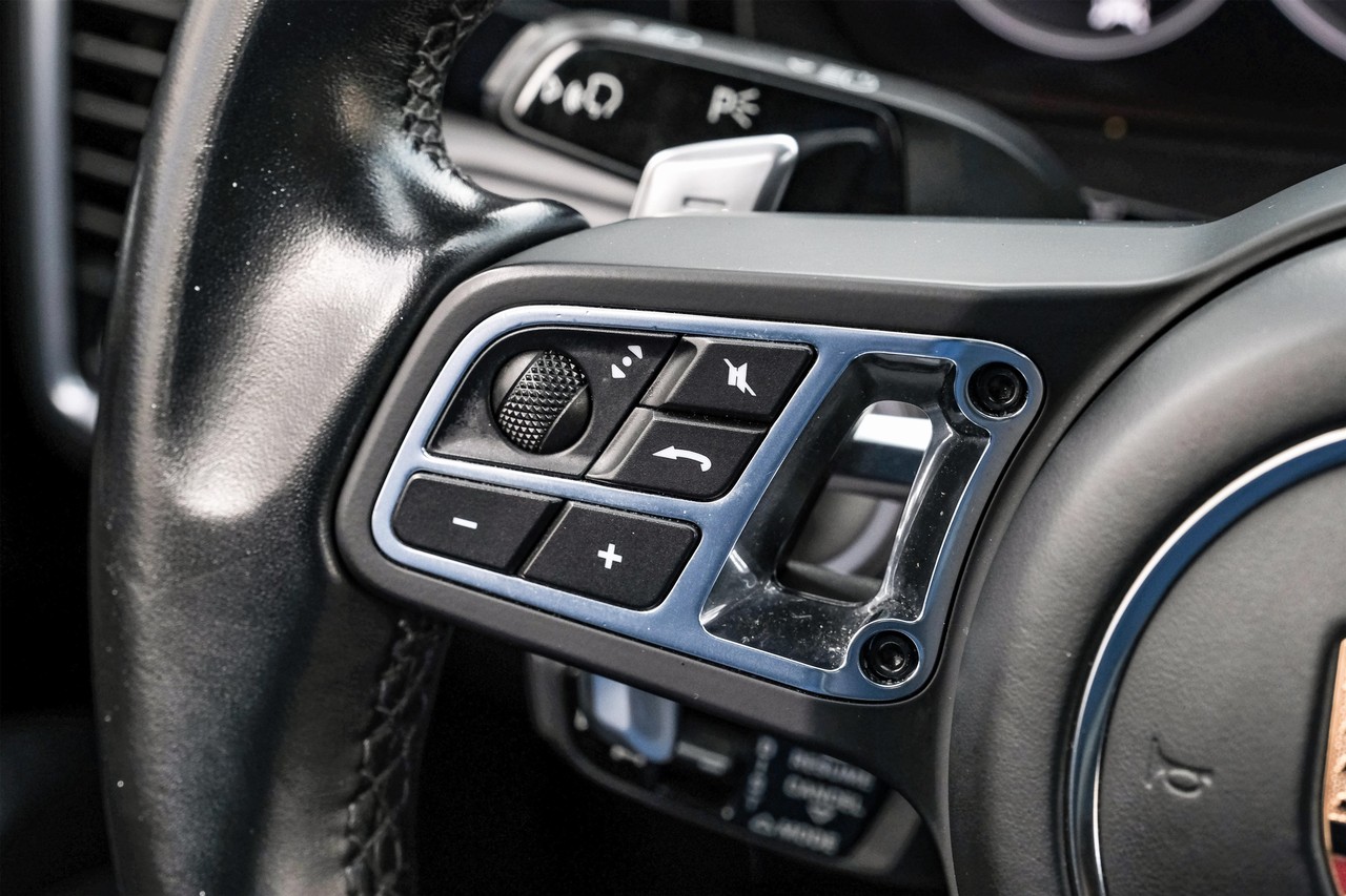 Porsche Cayenne Vehicle Main Gallery Image 17