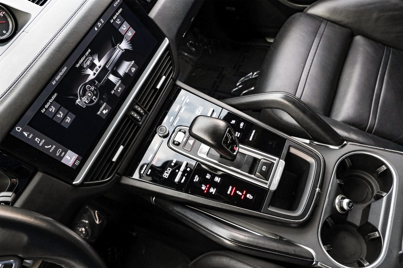 Porsche Cayenne Vehicle Main Gallery Image 24