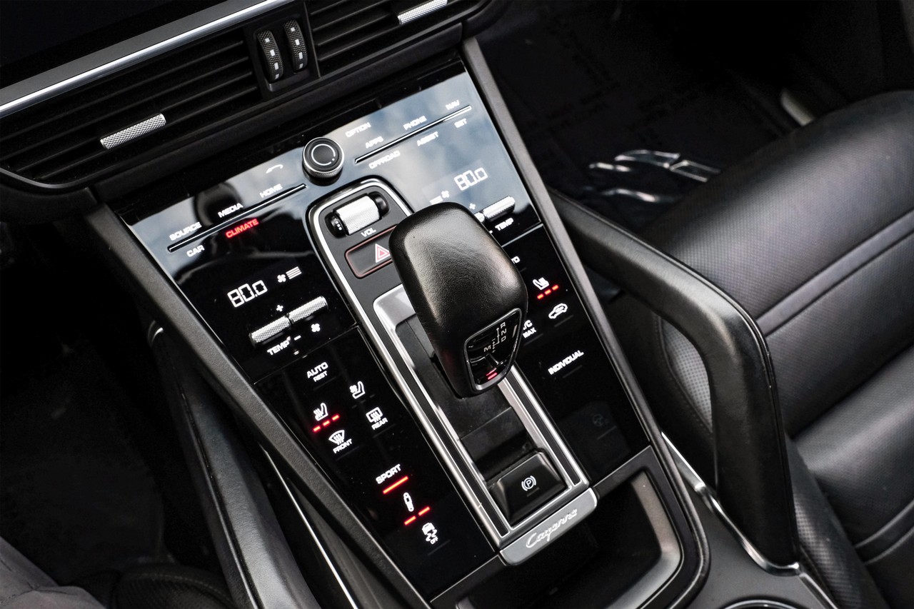 Porsche Cayenne Vehicle Main Gallery Image 25