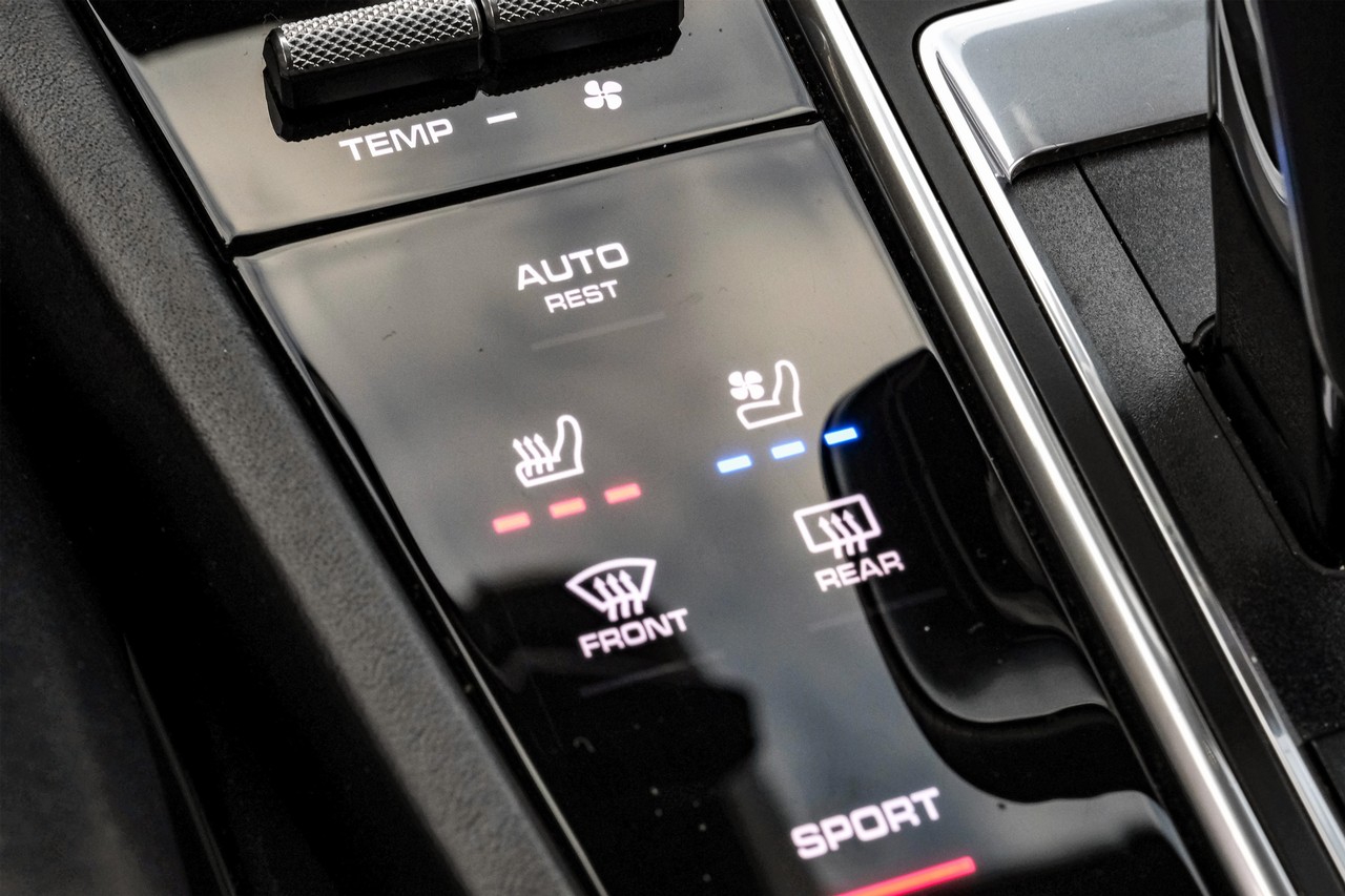 Porsche Cayenne Vehicle Main Gallery Image 26