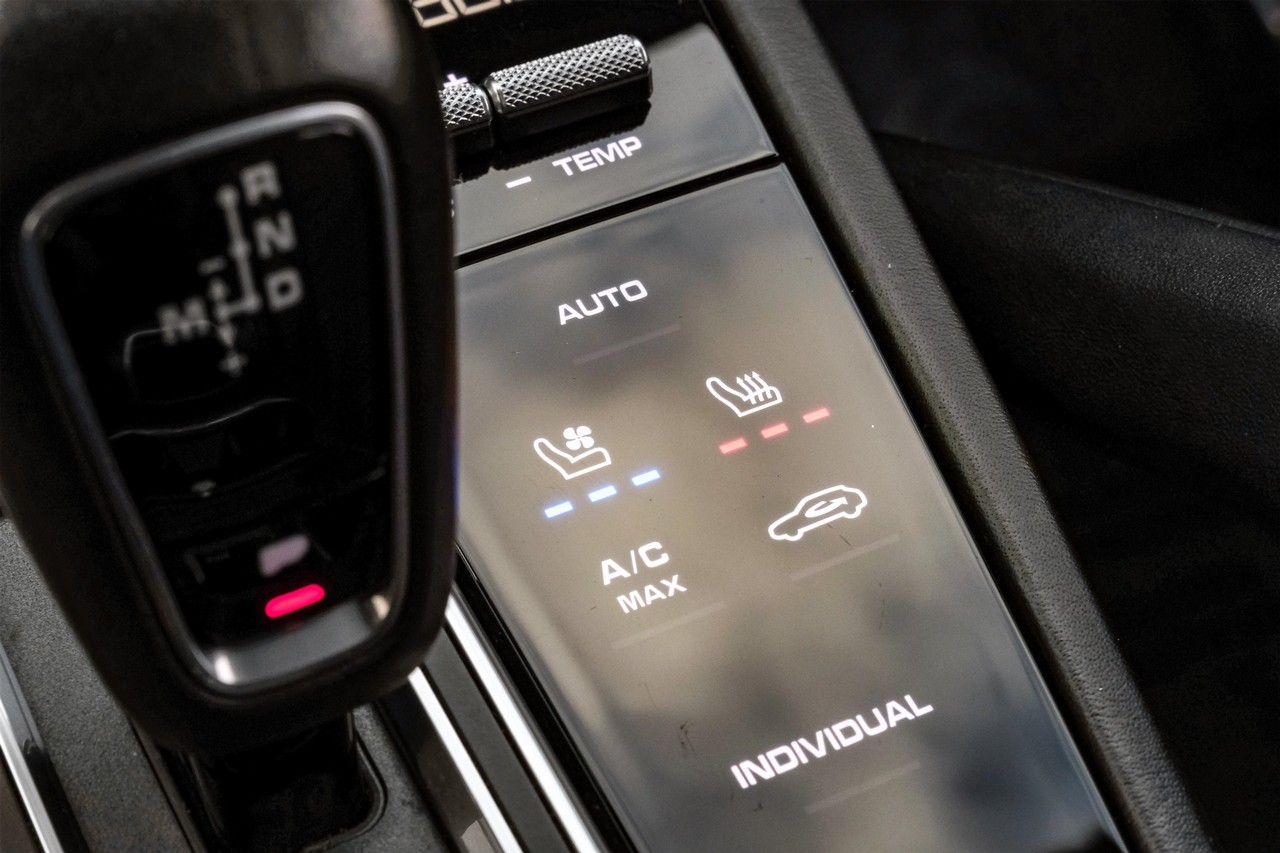 Porsche Cayenne Vehicle Main Gallery Image 27