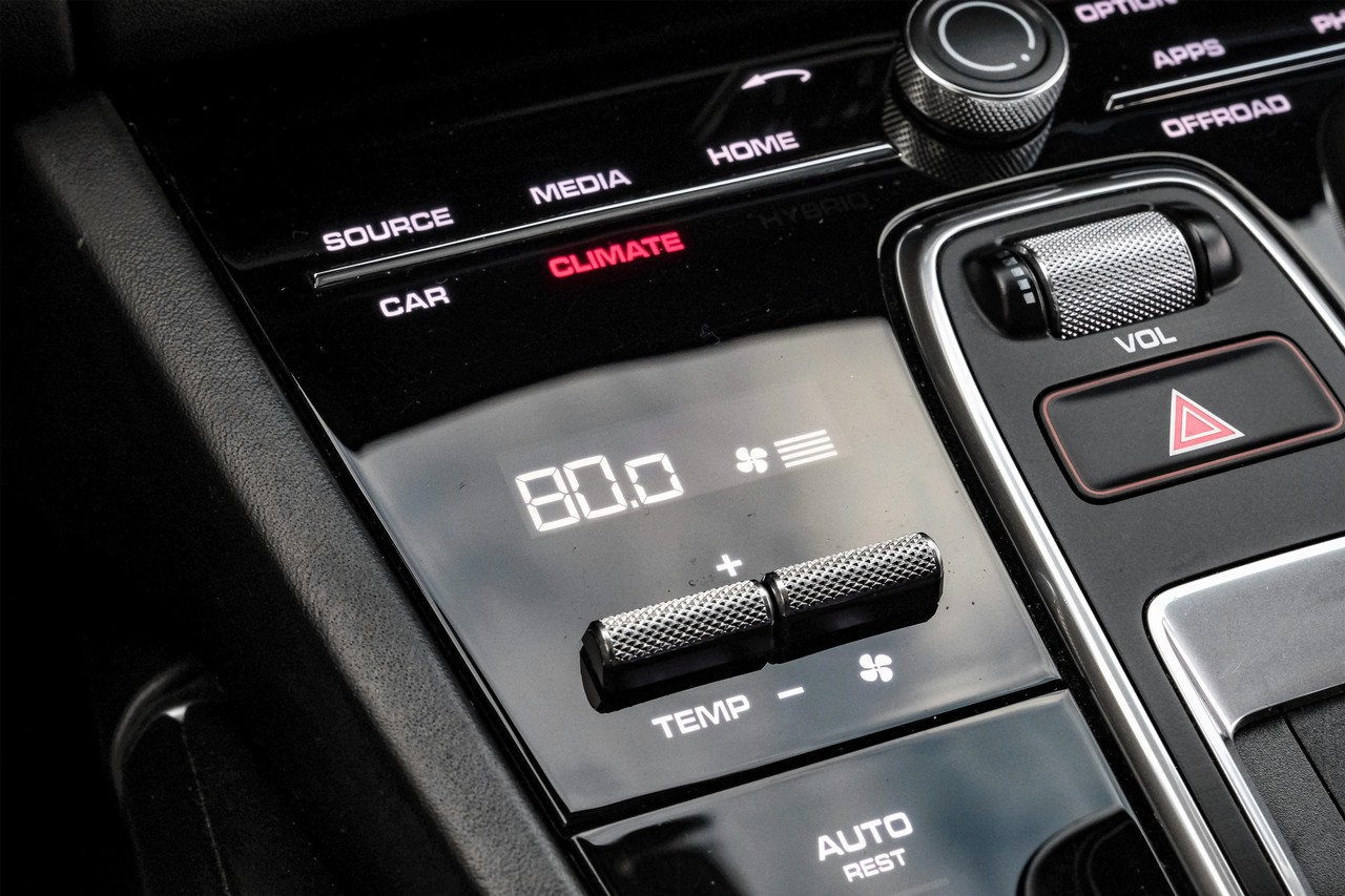 Porsche Cayenne Vehicle Main Gallery Image 28