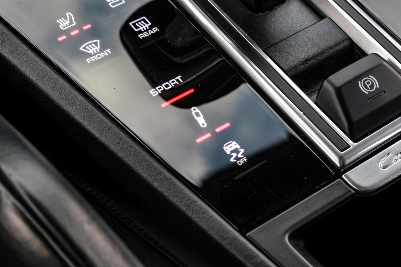 Porsche Cayenne Vehicle Main Gallery Image 29