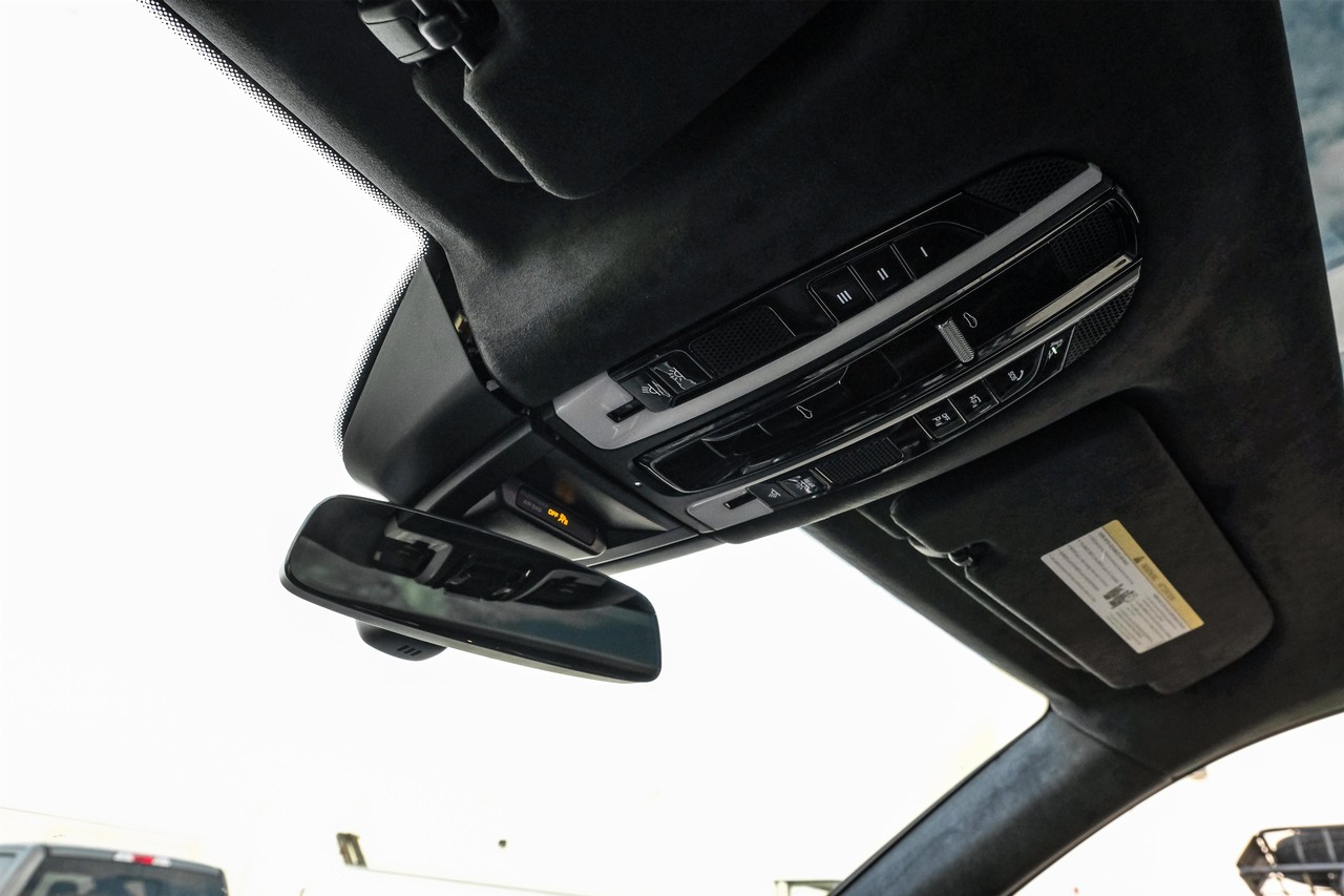 Porsche Cayenne Vehicle Main Gallery Image 32