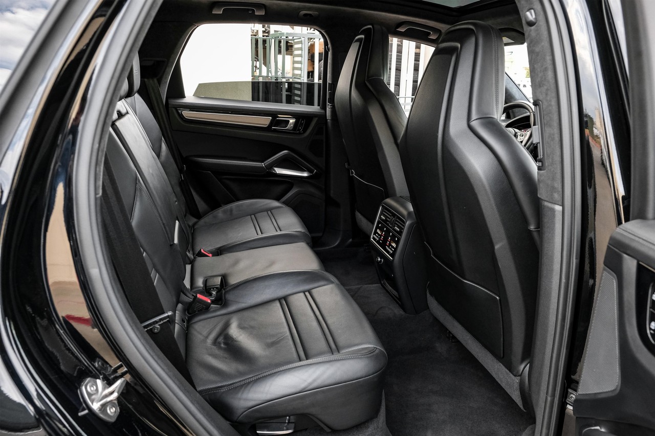 Porsche Cayenne Vehicle Main Gallery Image 43