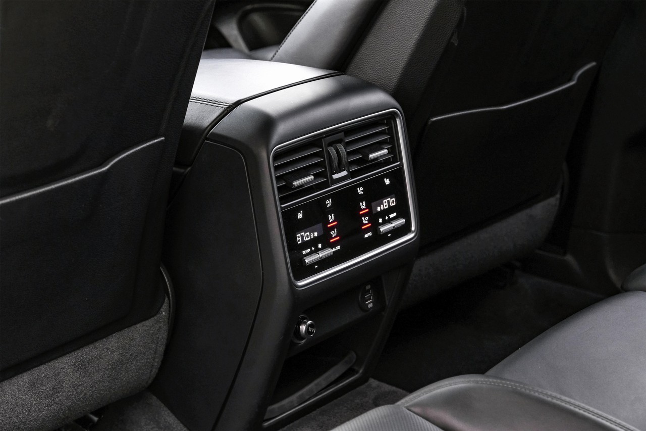 Porsche Cayenne Vehicle Main Gallery Image 44