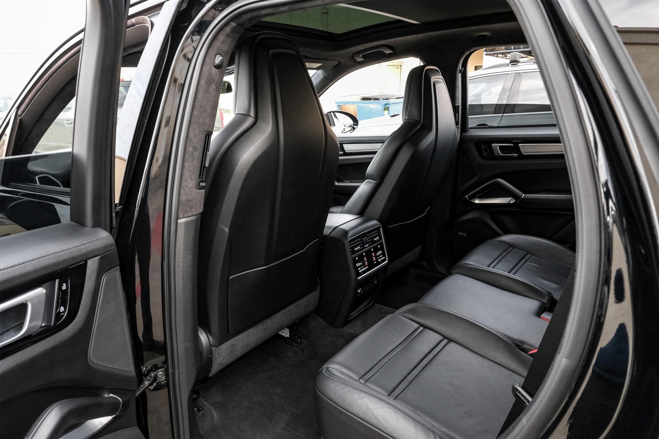 Porsche Cayenne Vehicle Main Gallery Image 46