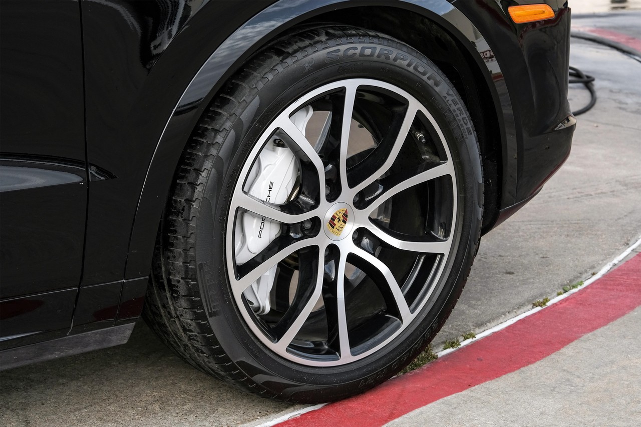 Porsche Cayenne Vehicle Main Gallery Image 62