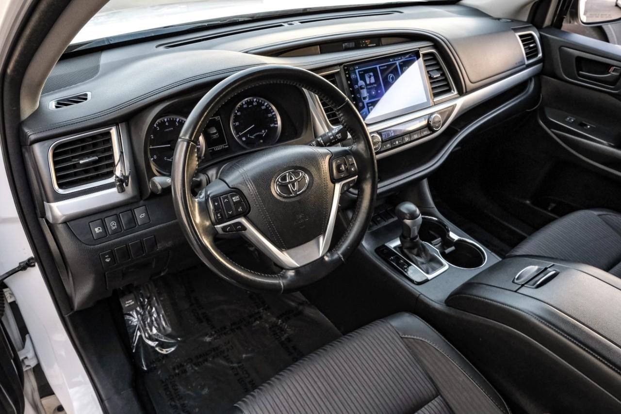 Toyota Highlander Vehicle Main Gallery Image 03