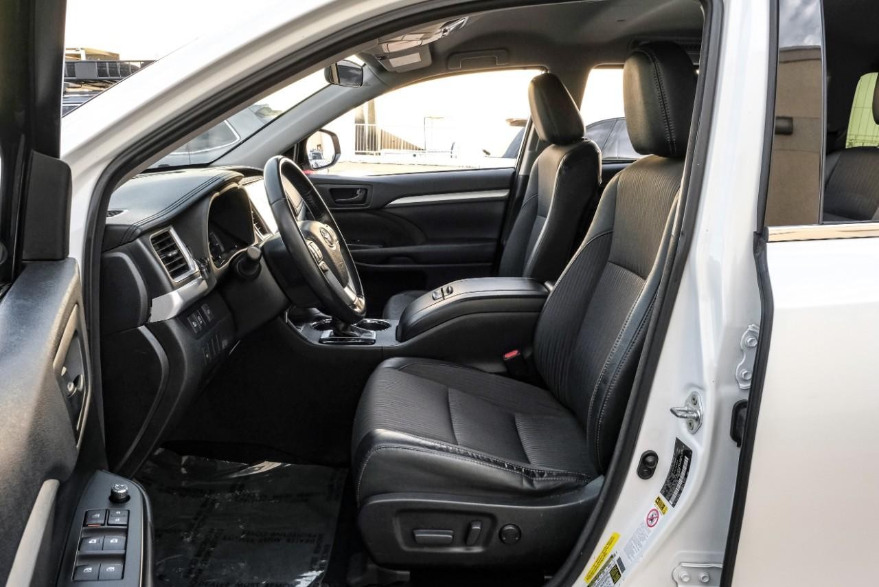Toyota Highlander Vehicle Main Gallery Image 04