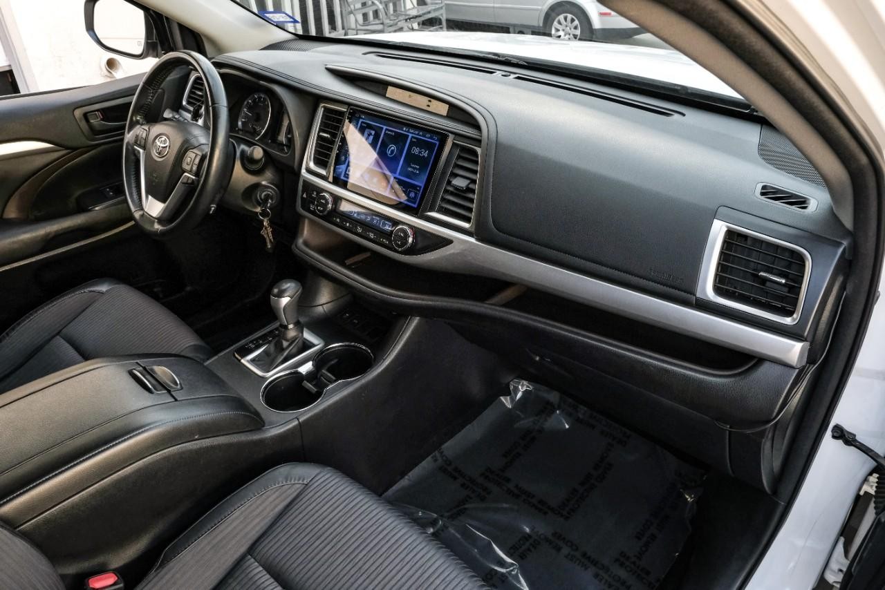 Toyota Highlander Vehicle Main Gallery Image 12