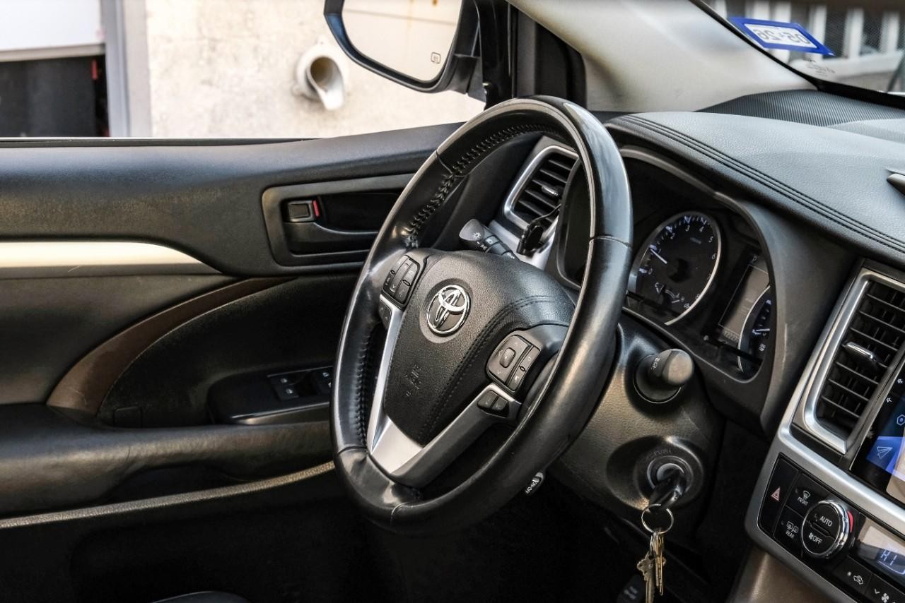 Toyota Highlander Vehicle Main Gallery Image 13