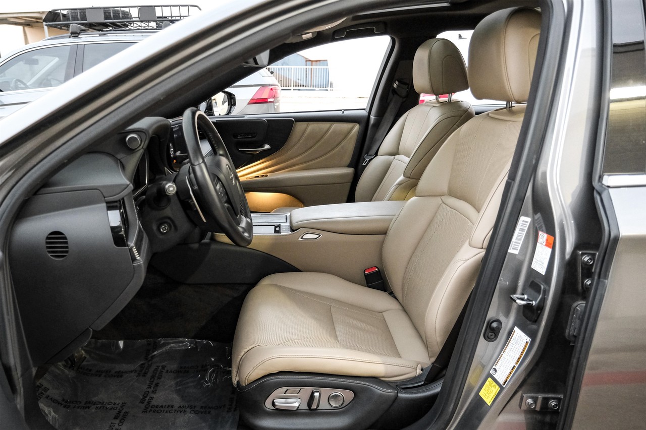 Lexus LS 500 Vehicle Main Gallery Image 04