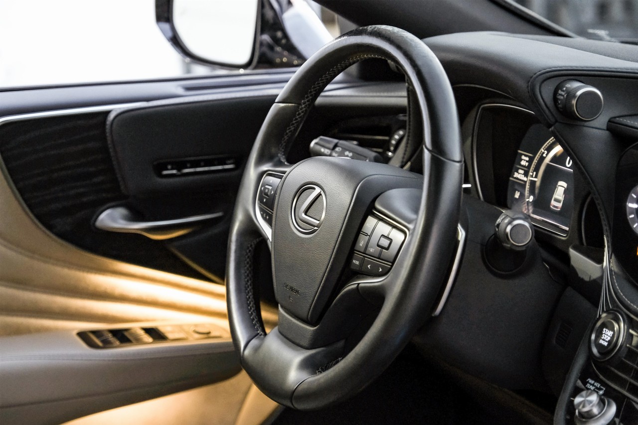 Lexus LS 500 Vehicle Main Gallery Image 14