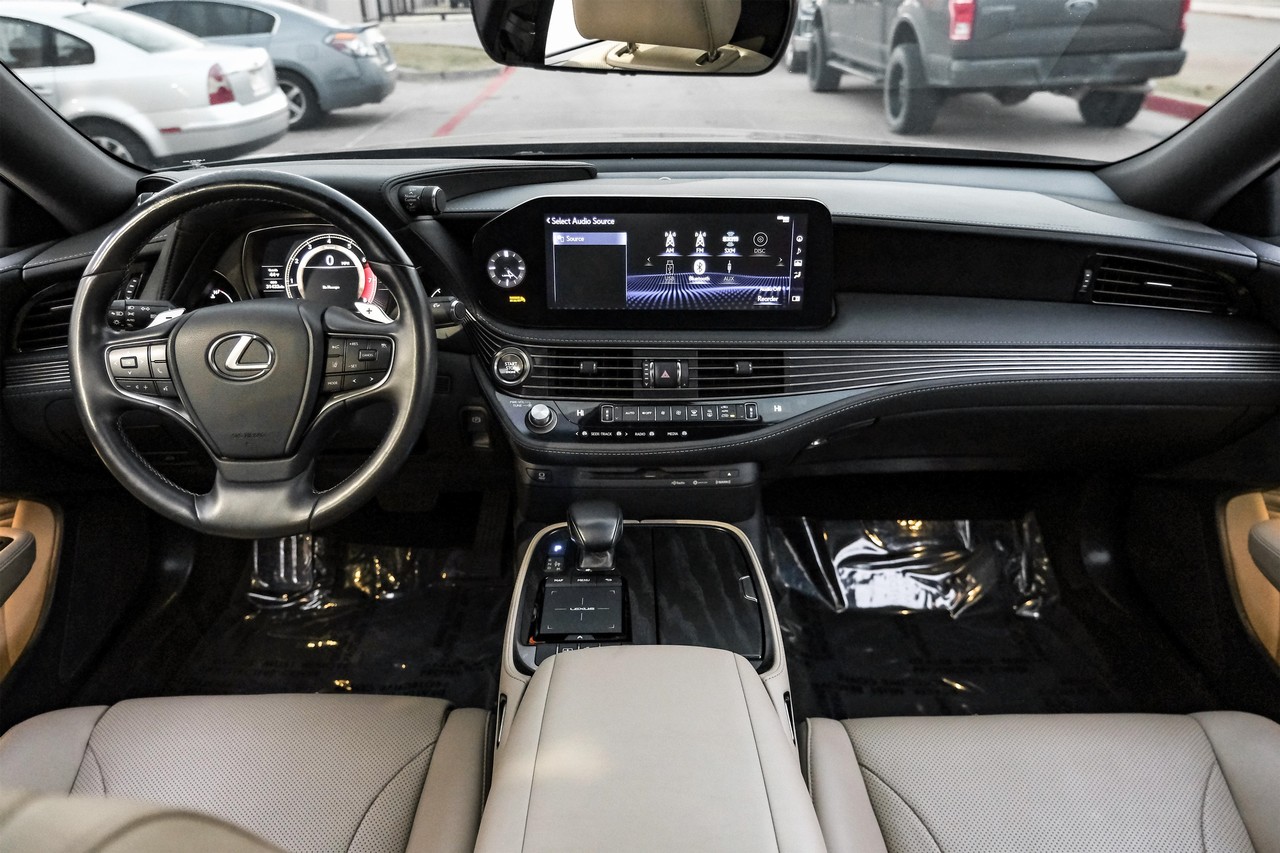 Lexus LS 500 Vehicle Main Gallery Image 15