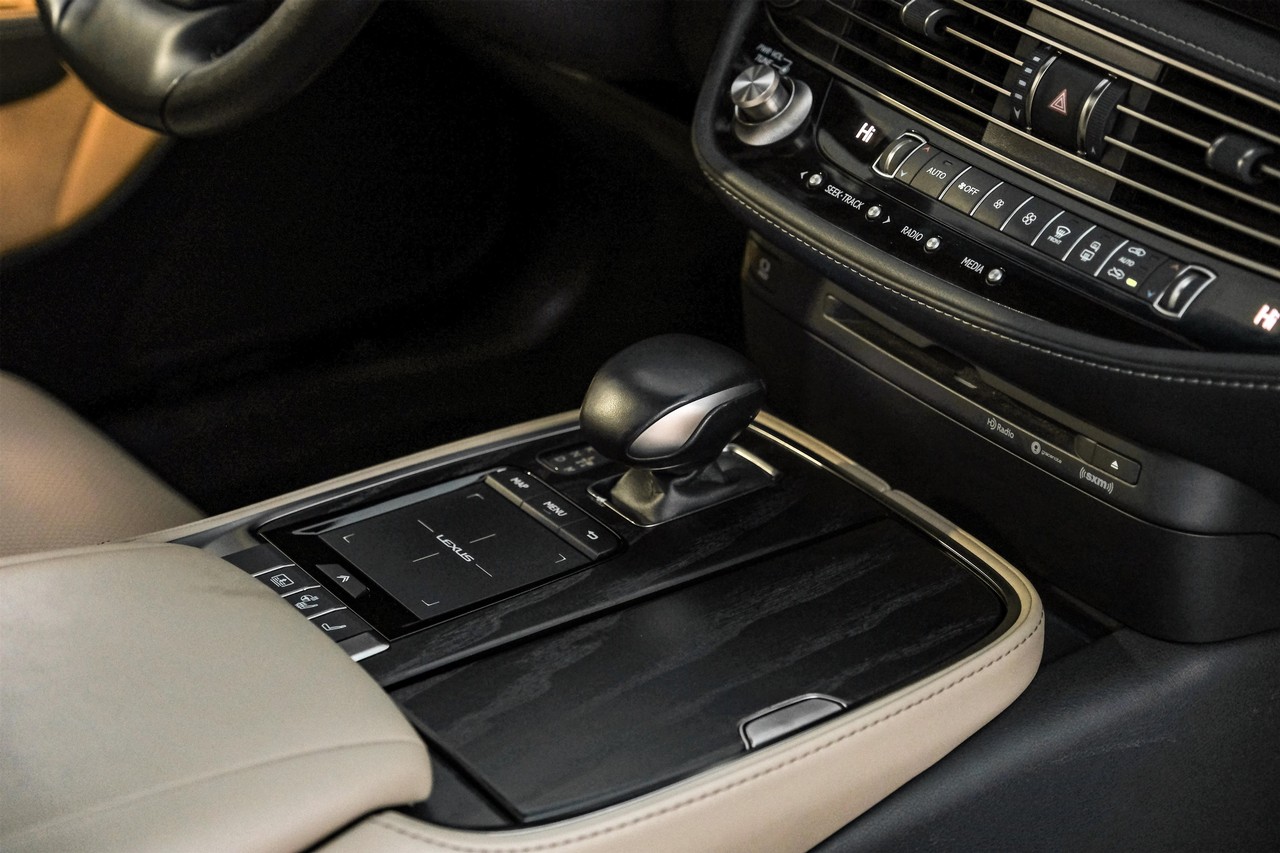 Lexus LS 500 Vehicle Main Gallery Image 25