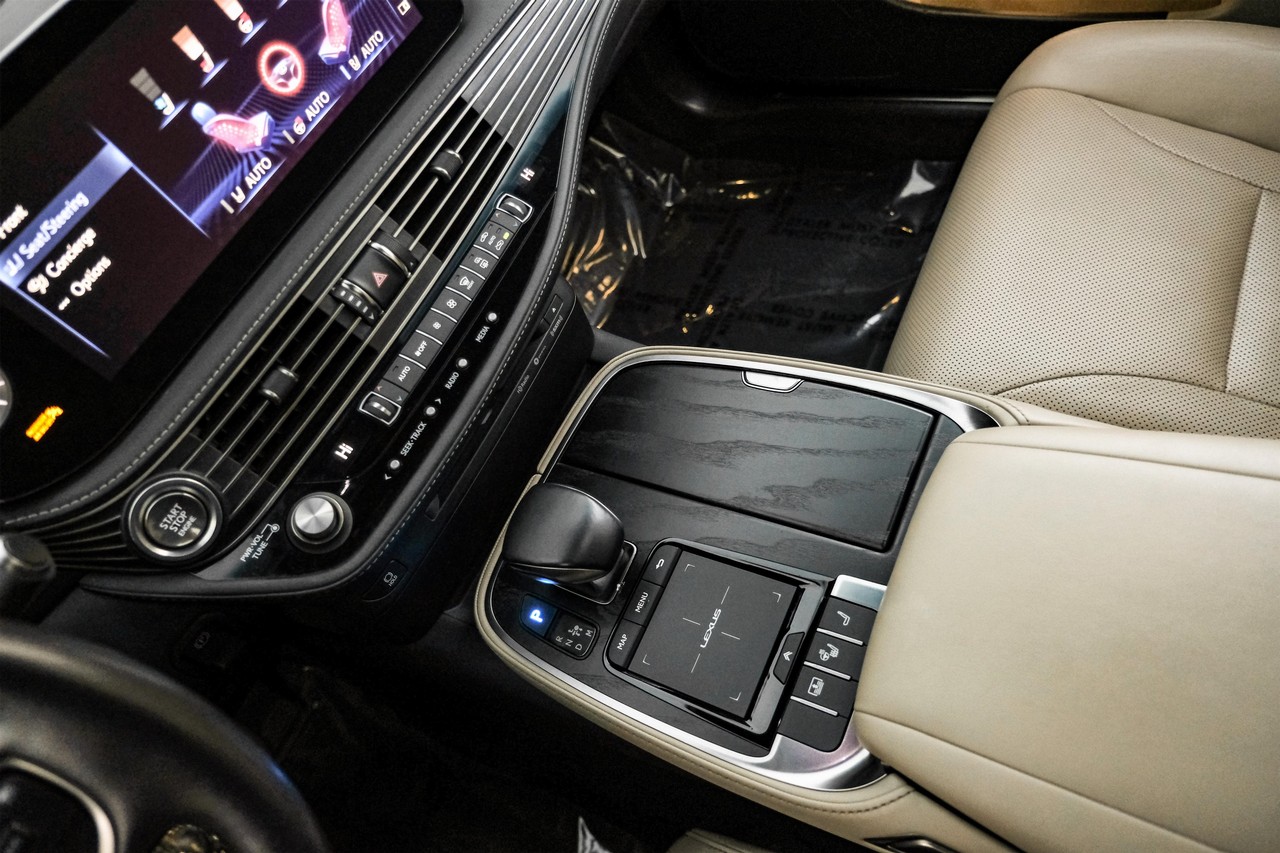 Lexus LS 500 Vehicle Main Gallery Image 26