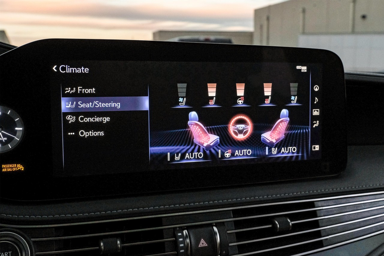 Lexus LS 500 Vehicle Main Gallery Image 29