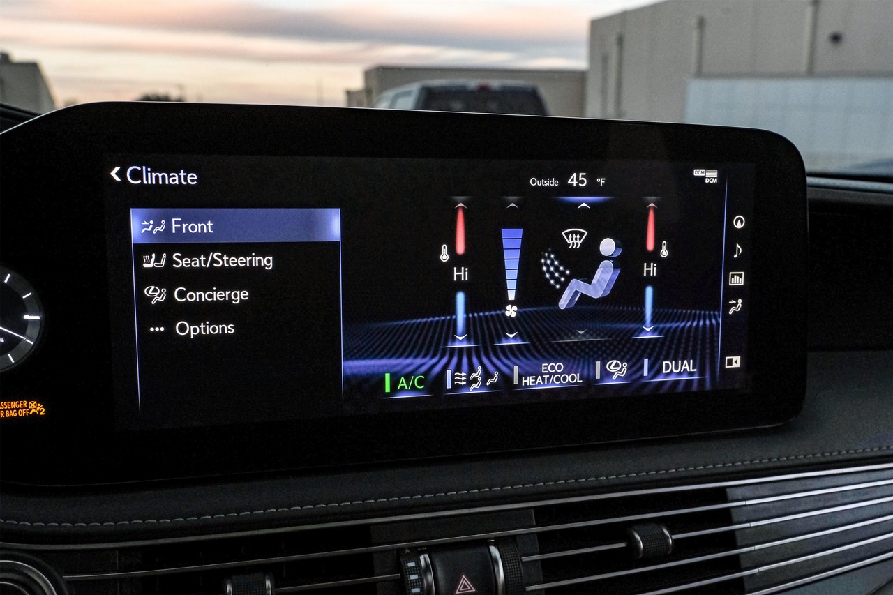 Lexus LS 500 Vehicle Main Gallery Image 30