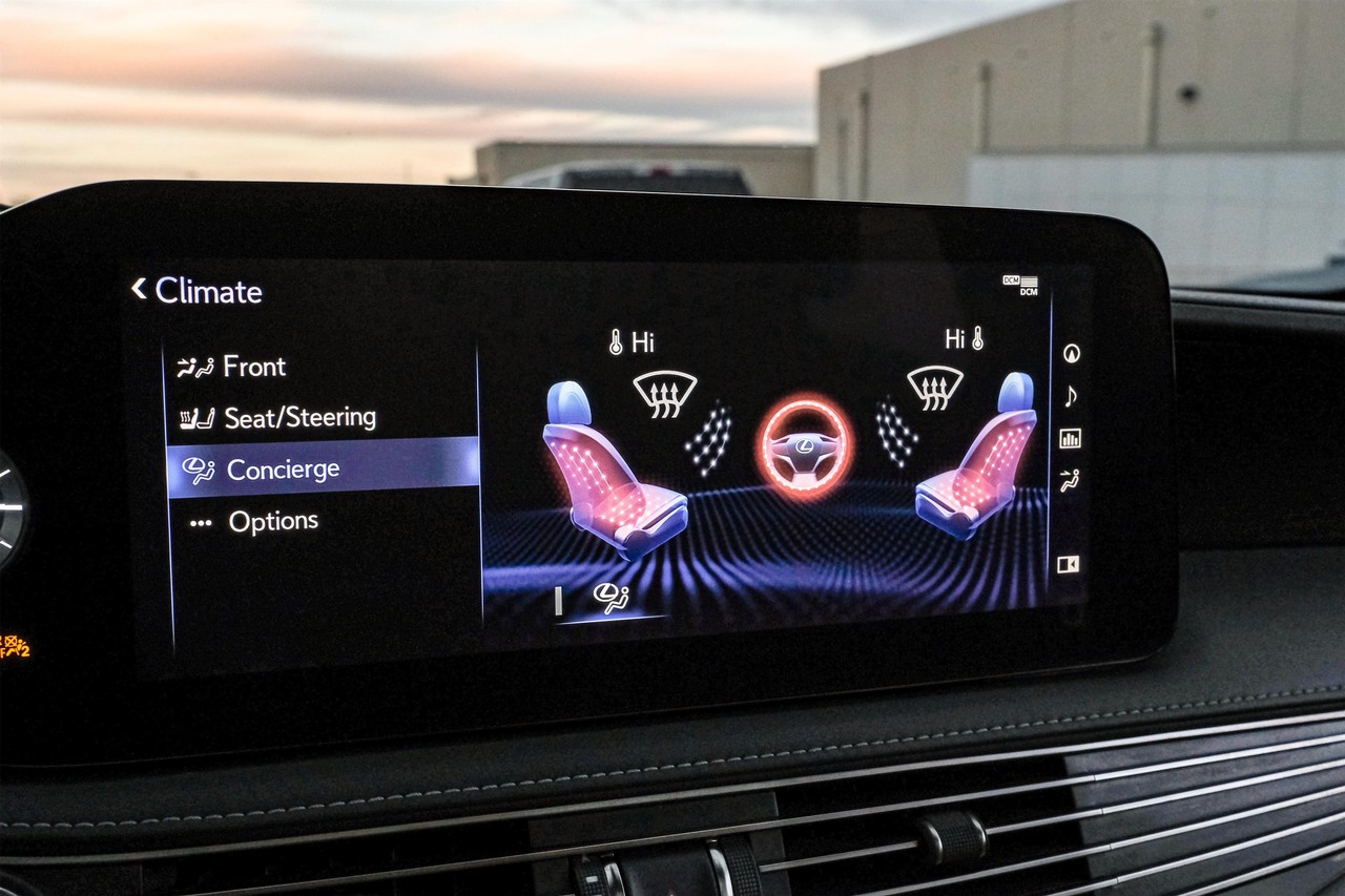 Lexus LS 500 Vehicle Main Gallery Image 31