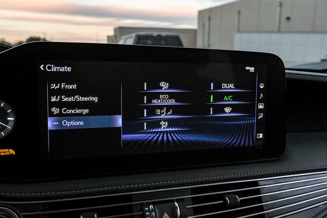 Lexus LS 500 Vehicle Main Gallery Image 32