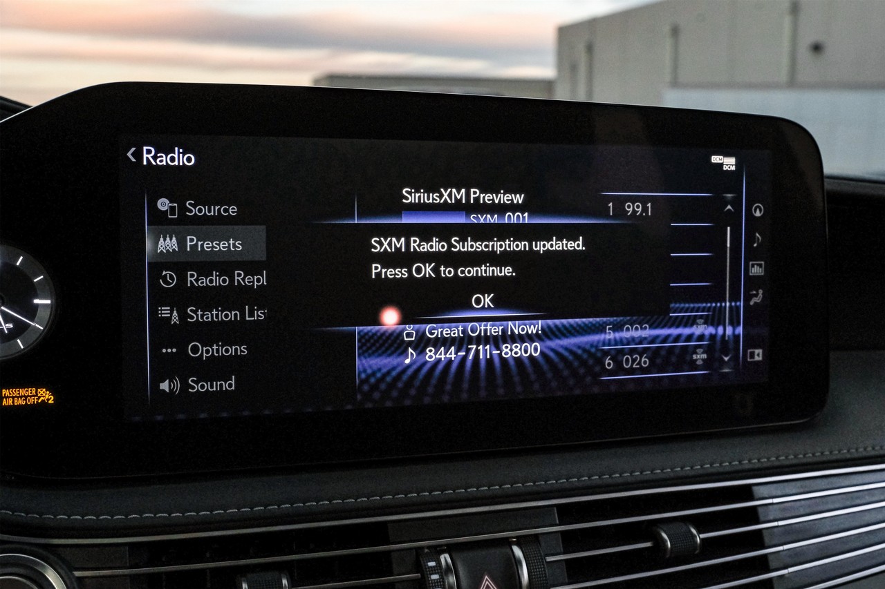 Lexus LS 500 Vehicle Main Gallery Image 33