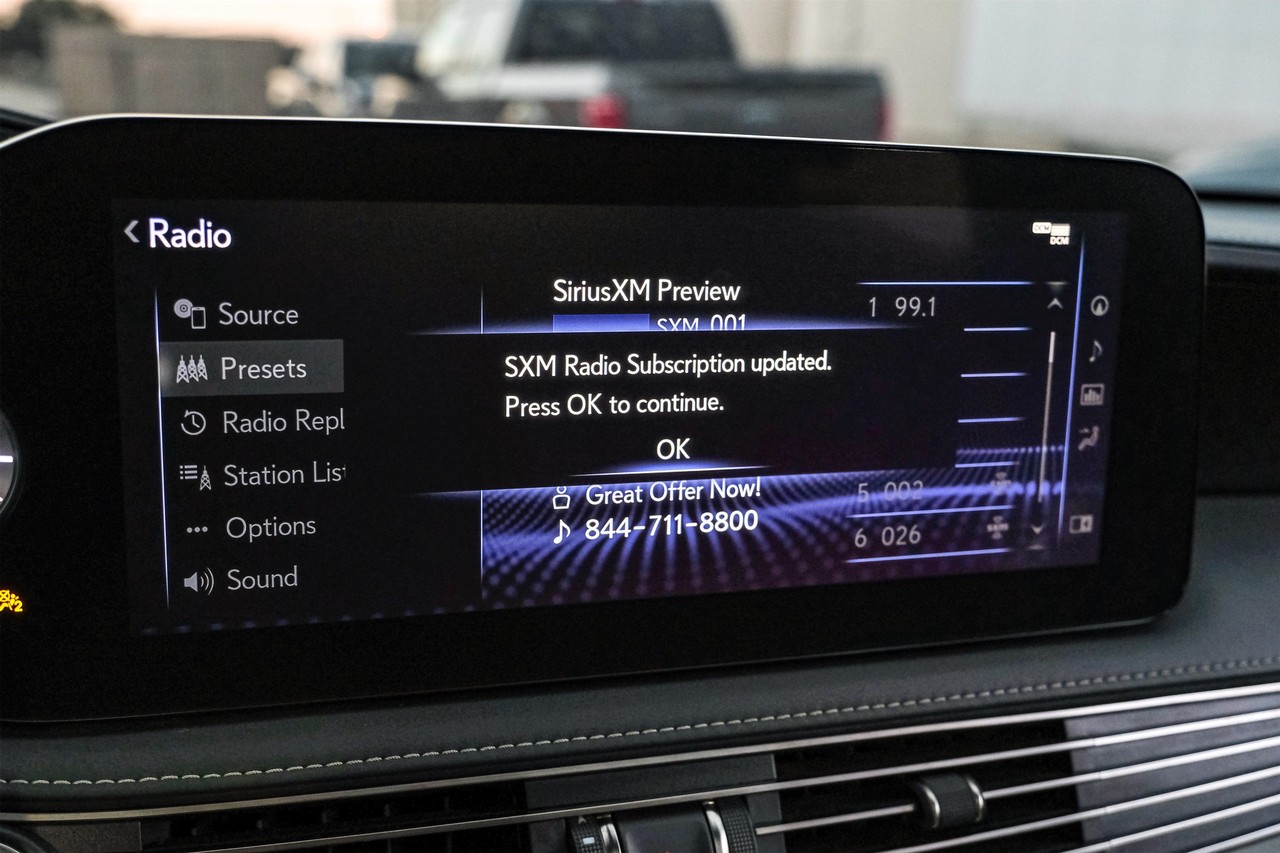 Lexus LS 500 Vehicle Main Gallery Image 34