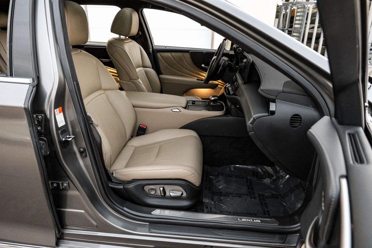 Lexus LS 500 Vehicle Main Gallery Image 37