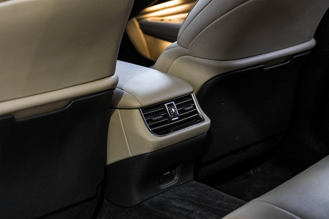 Lexus LS 500 Vehicle Main Gallery Image 43