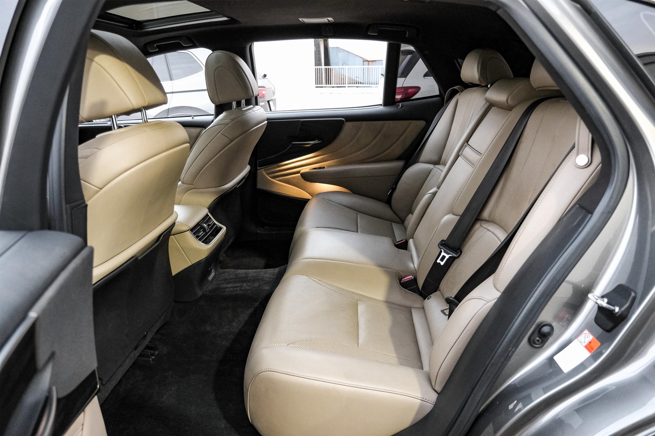 Lexus LS 500 Vehicle Main Gallery Image 45