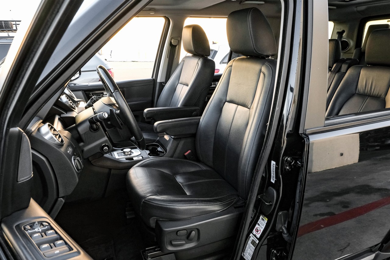 Land Rover LR4 Vehicle Main Gallery Image 04