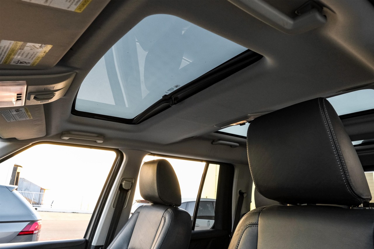 Land Rover LR4 Vehicle Main Gallery Image 05