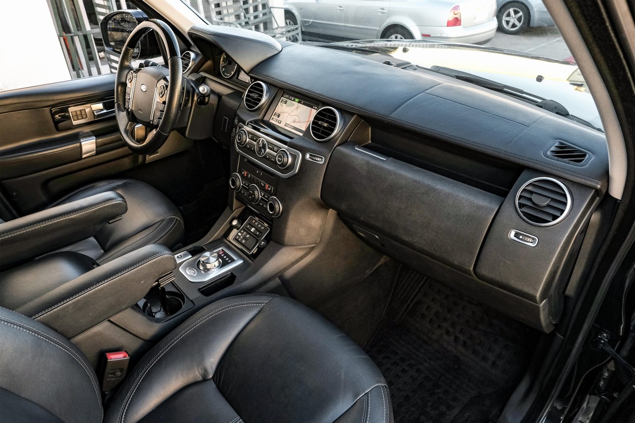 Land Rover LR4 Vehicle Main Gallery Image 13