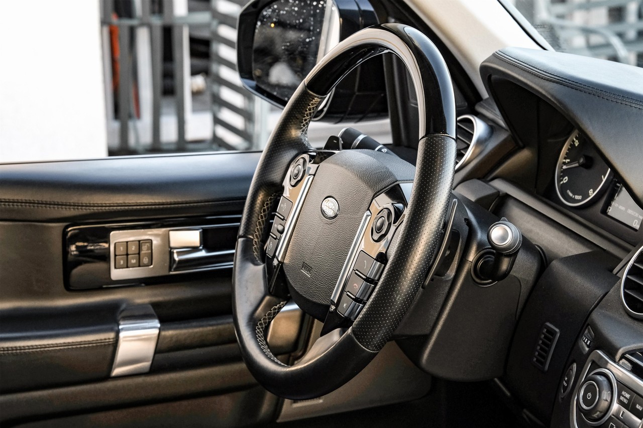 Land Rover LR4 Vehicle Main Gallery Image 14