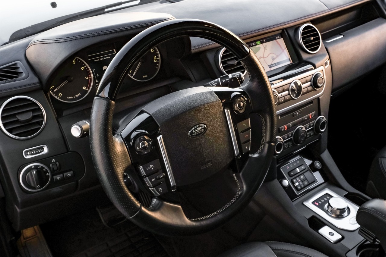 Land Rover LR4 Vehicle Main Gallery Image 16