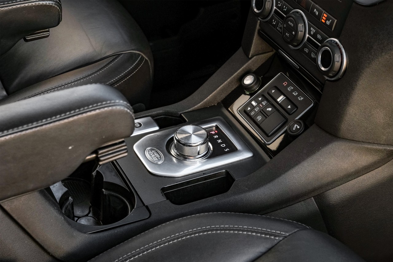 Land Rover LR4 Vehicle Main Gallery Image 25