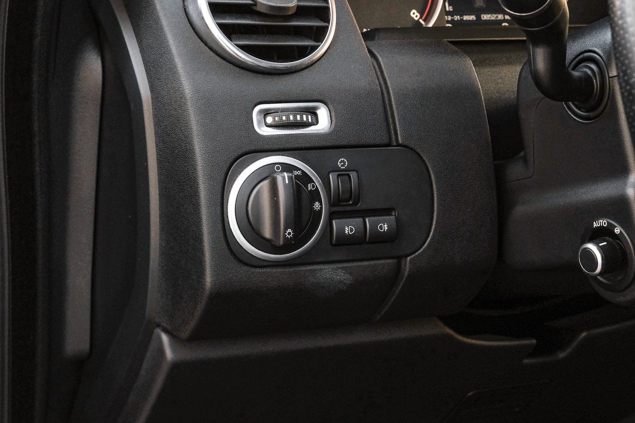 Land Rover LR4 Vehicle Main Gallery Image 30