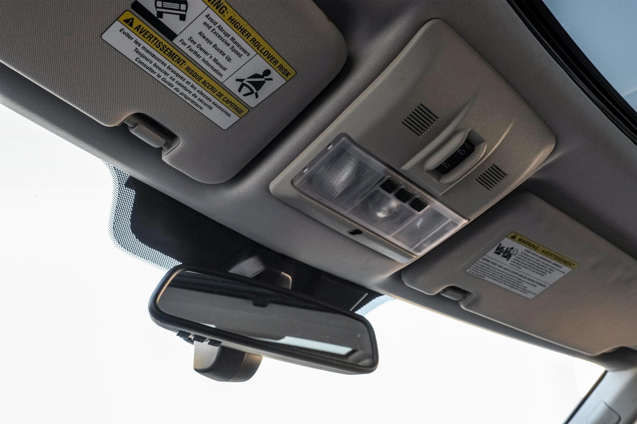 Land Rover LR4 Vehicle Main Gallery Image 31