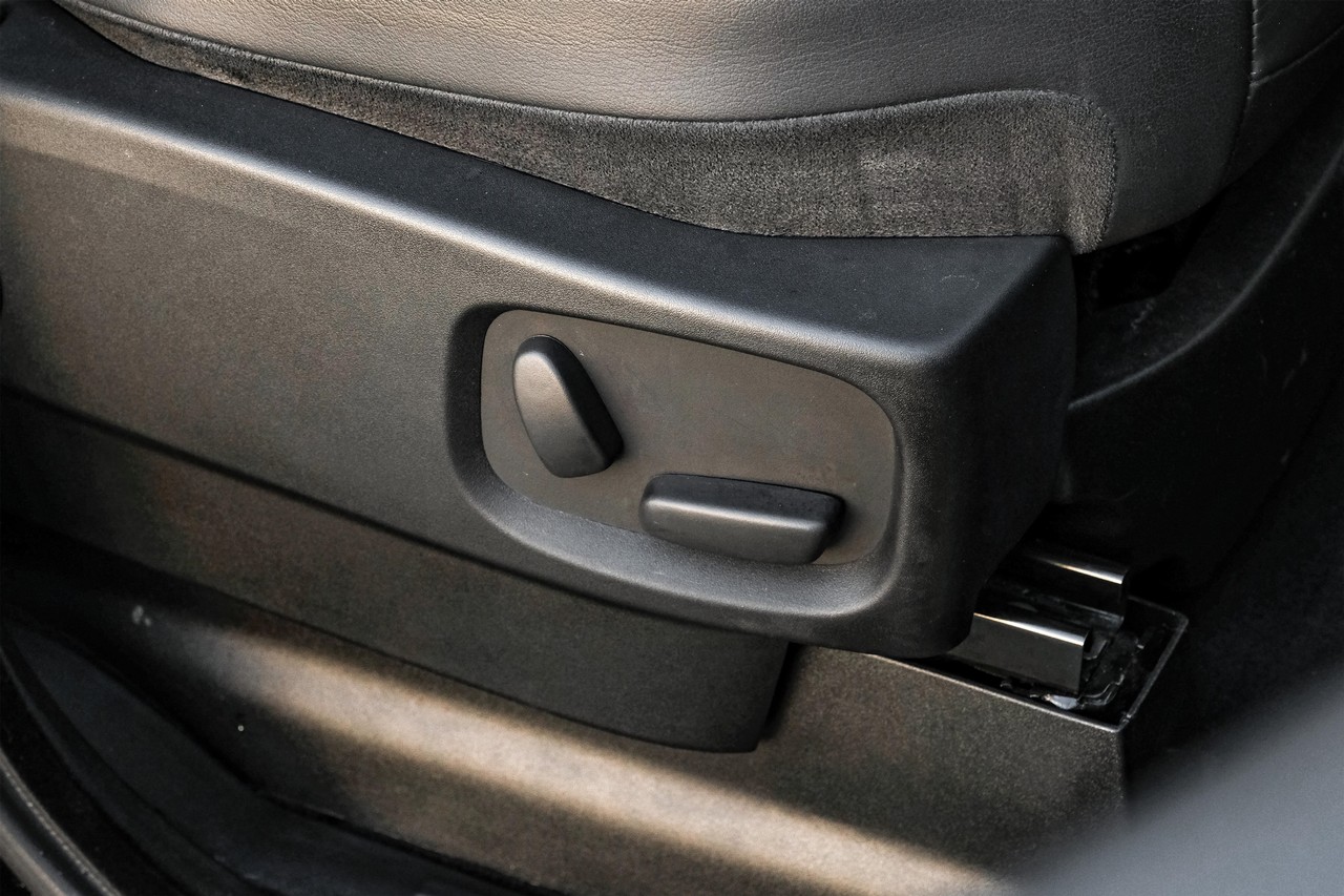 Land Rover LR4 Vehicle Main Gallery Image 37