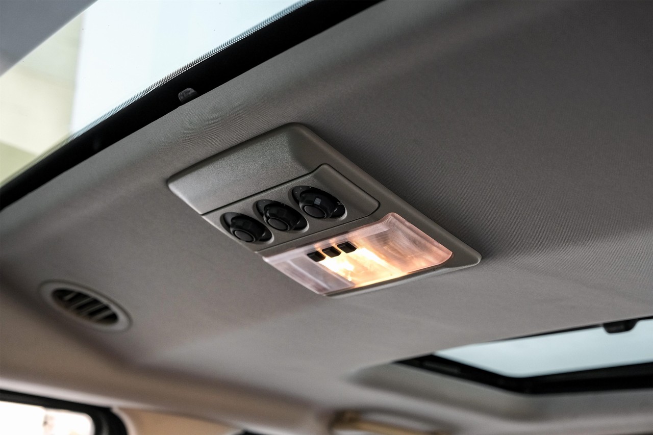 Land Rover LR4 Vehicle Main Gallery Image 41