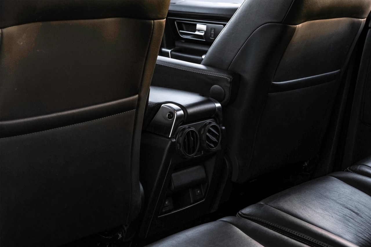 Land Rover LR4 Vehicle Main Gallery Image 42