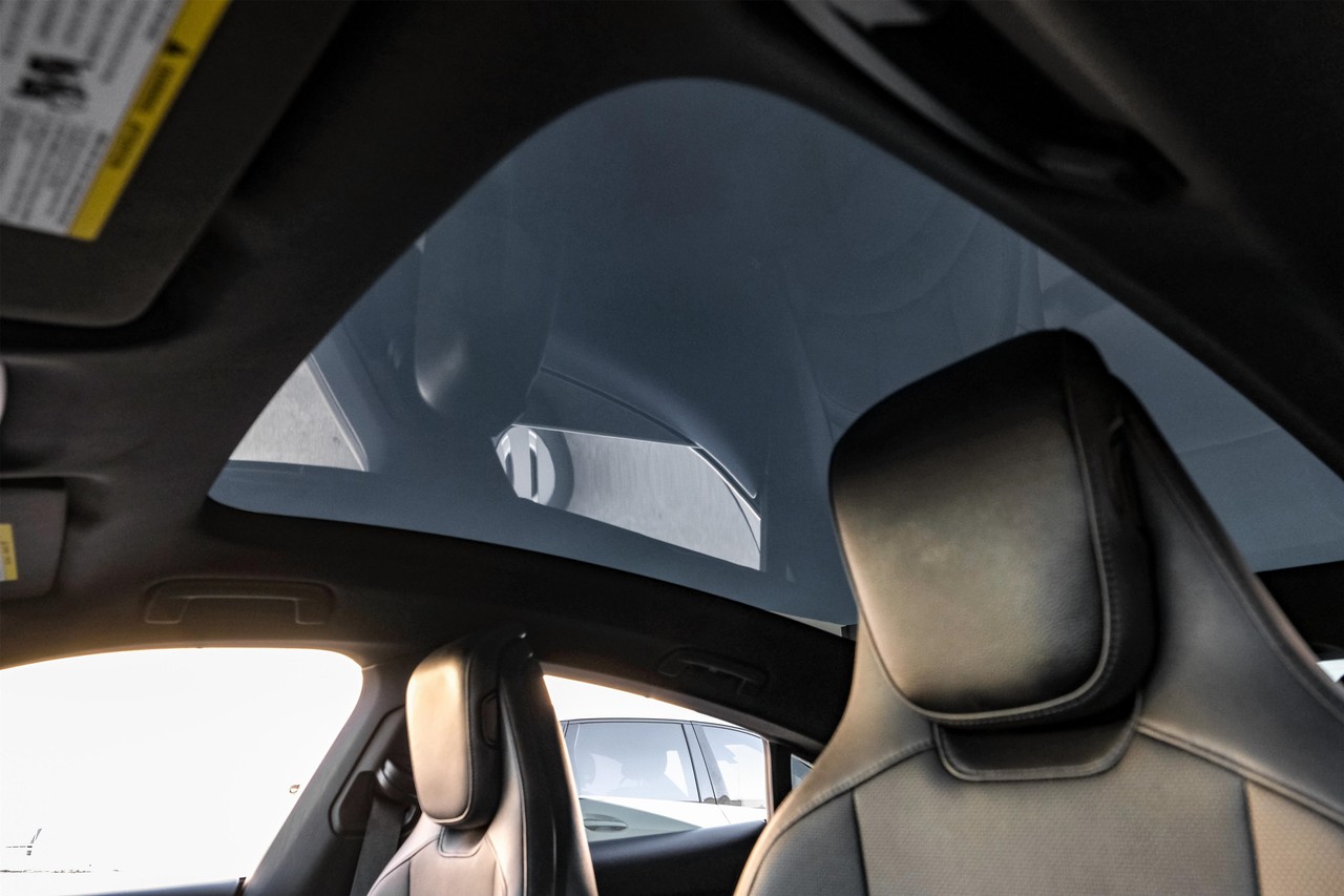 Porsche Taycan Vehicle Main Gallery Image 05