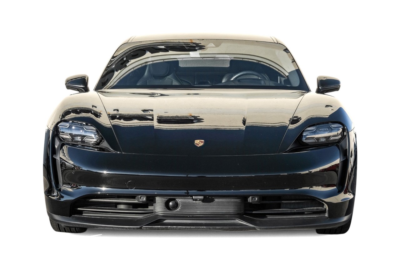 Porsche Taycan Vehicle Main Gallery Image 06